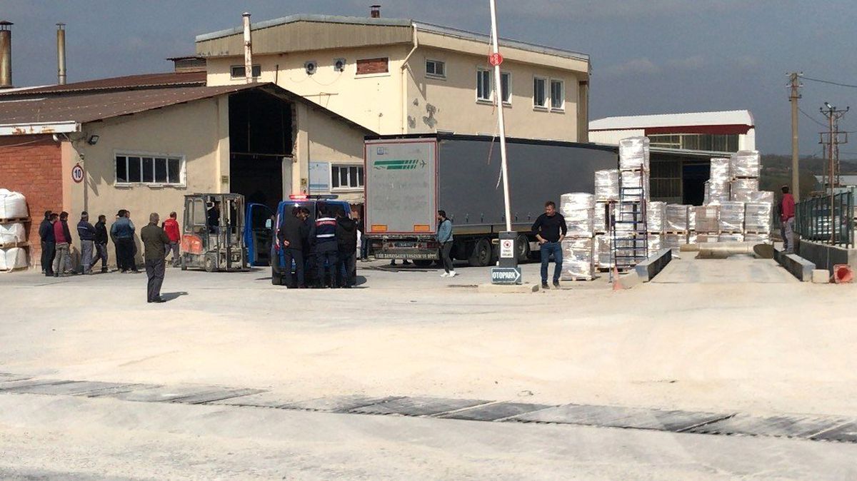 Fabrikaya Karton Getiren Tır\'dan Mülteciler Çıktı
