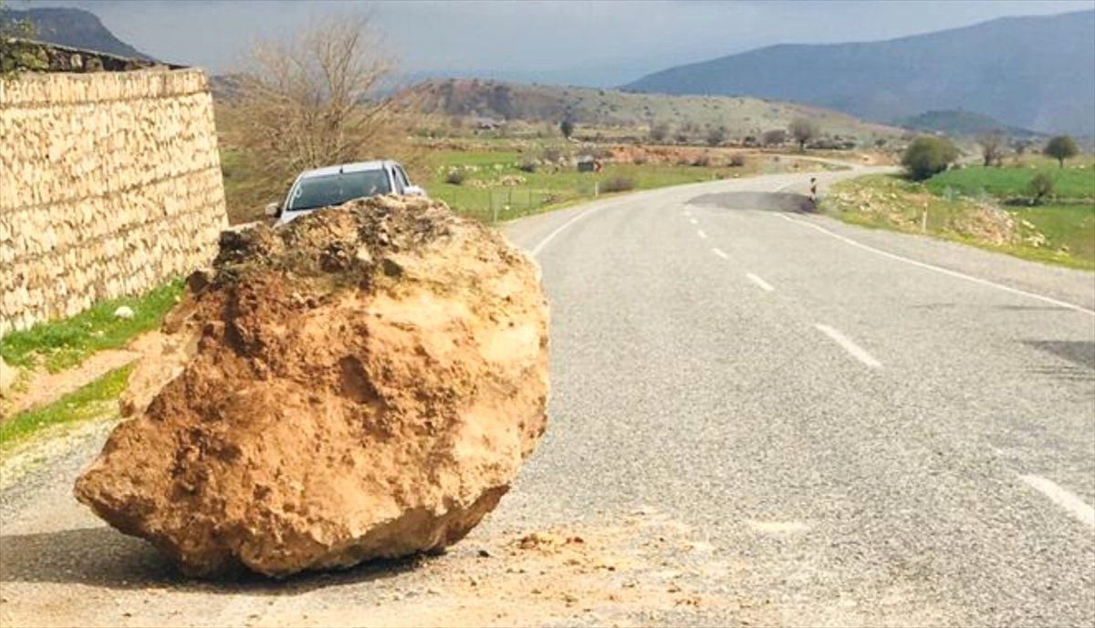Gercüş\'te Yola Düşen Kaya Parçaları Kaldırıldı