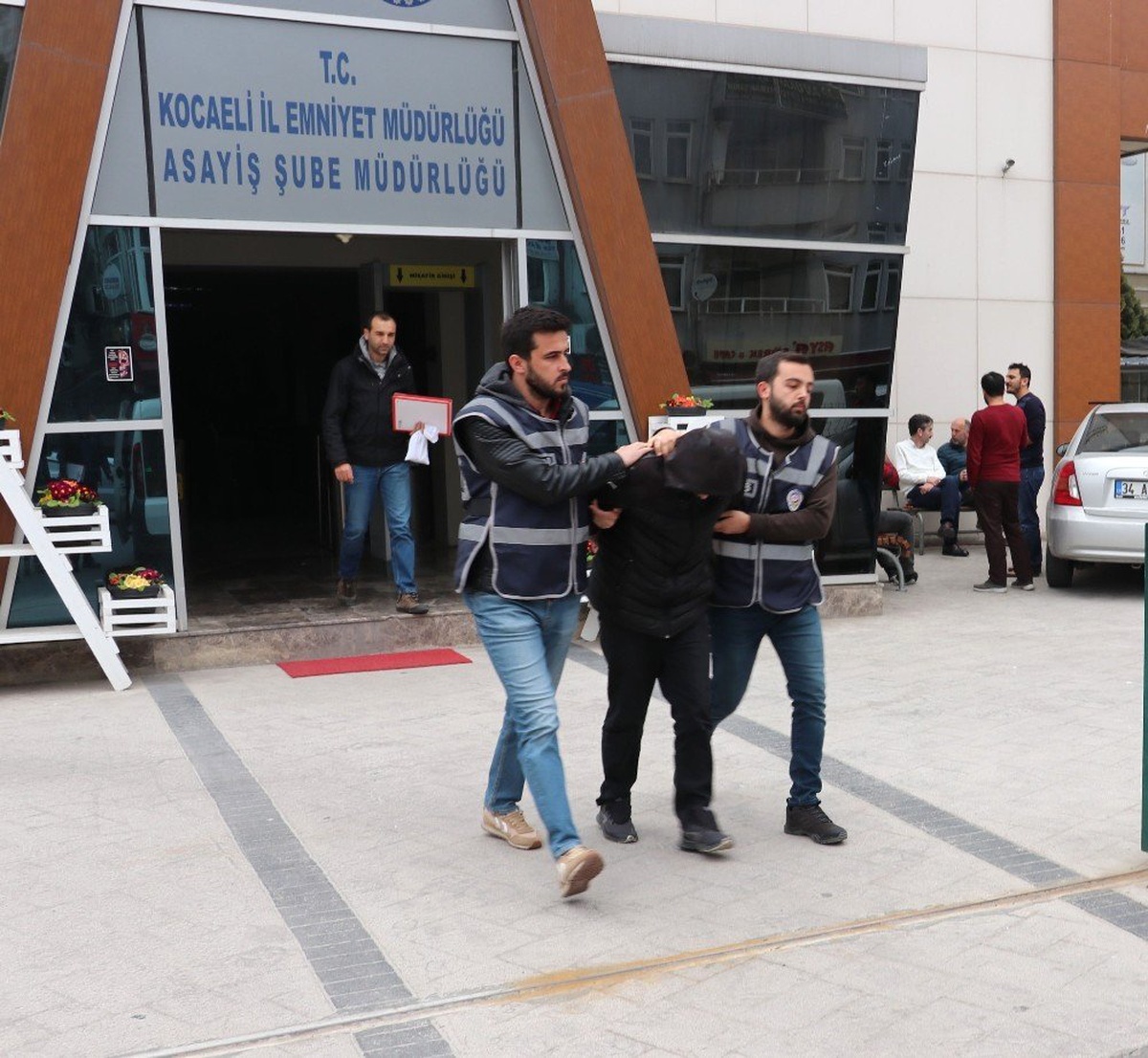 Hırsızlıktan Gözaltına Alınan Suç Makinesi 4 Şahıstan 1\'i Tutuklandı