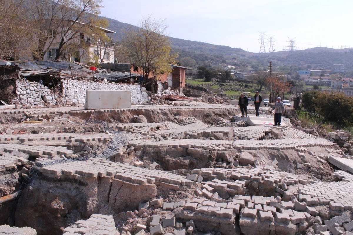 İzmir\'de Heyelan Bölgesinde Bekleyiş Sürüyor