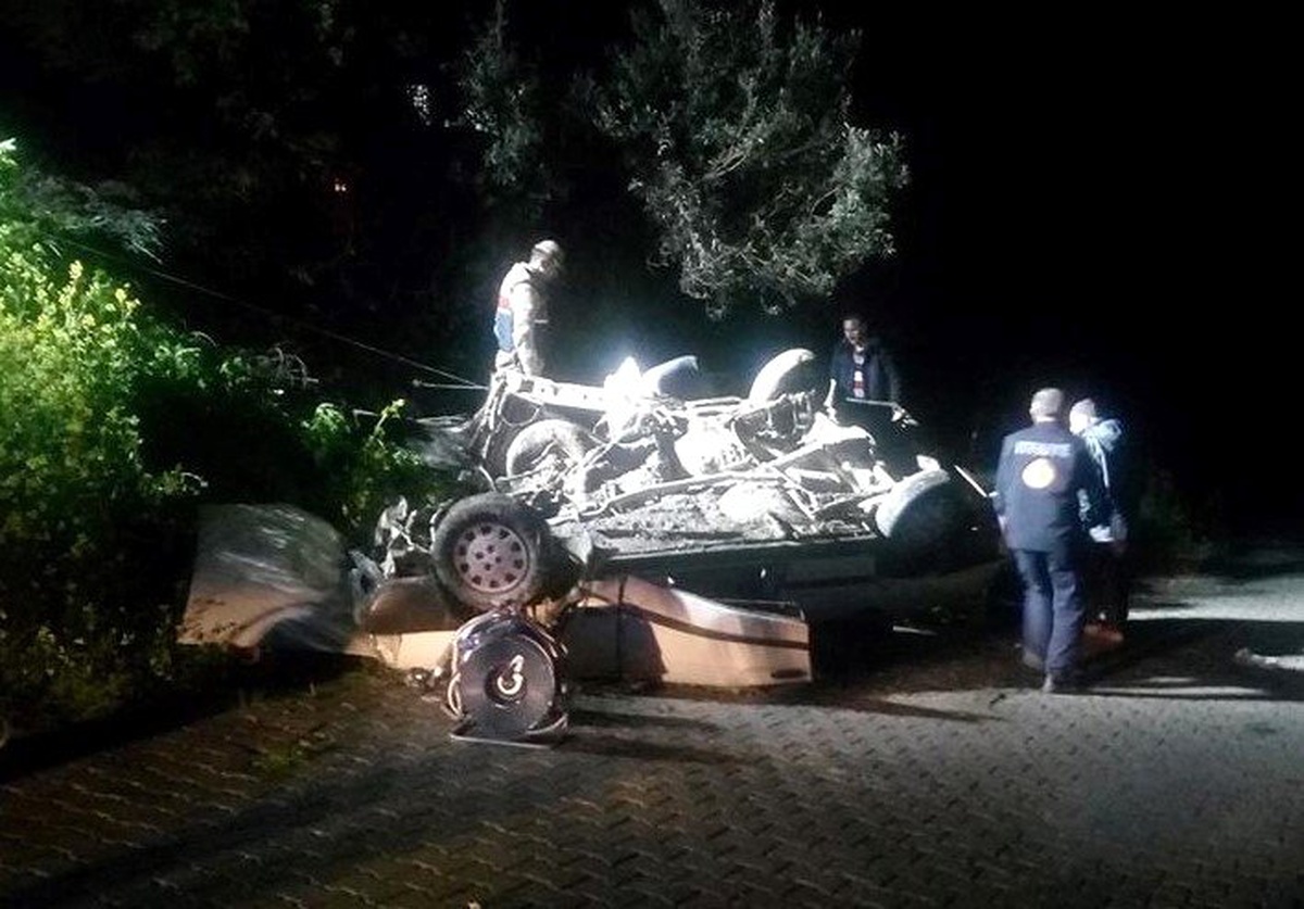 Kahramanmaraş\'ta Otomobil Direğe Çarptı: 1 Ölü, 3 Yaralı