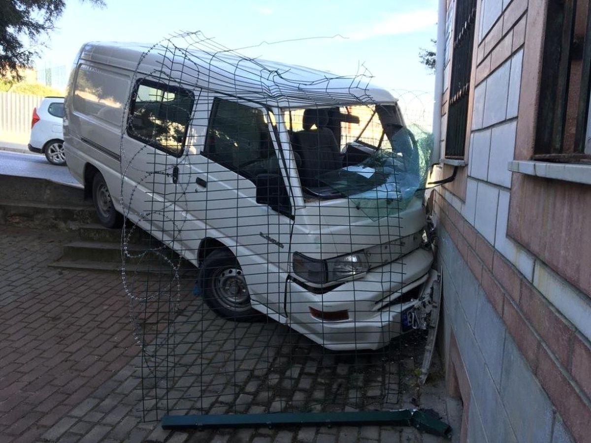 Kartal\'da Kamyonet Cami Duvarına Çarptı: 3 Yaralı