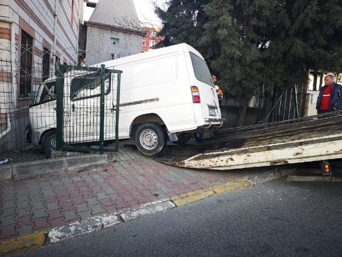 Kartal\'ta, Minibüs Cami Duvarına Çarptı: 3 Yaralı
