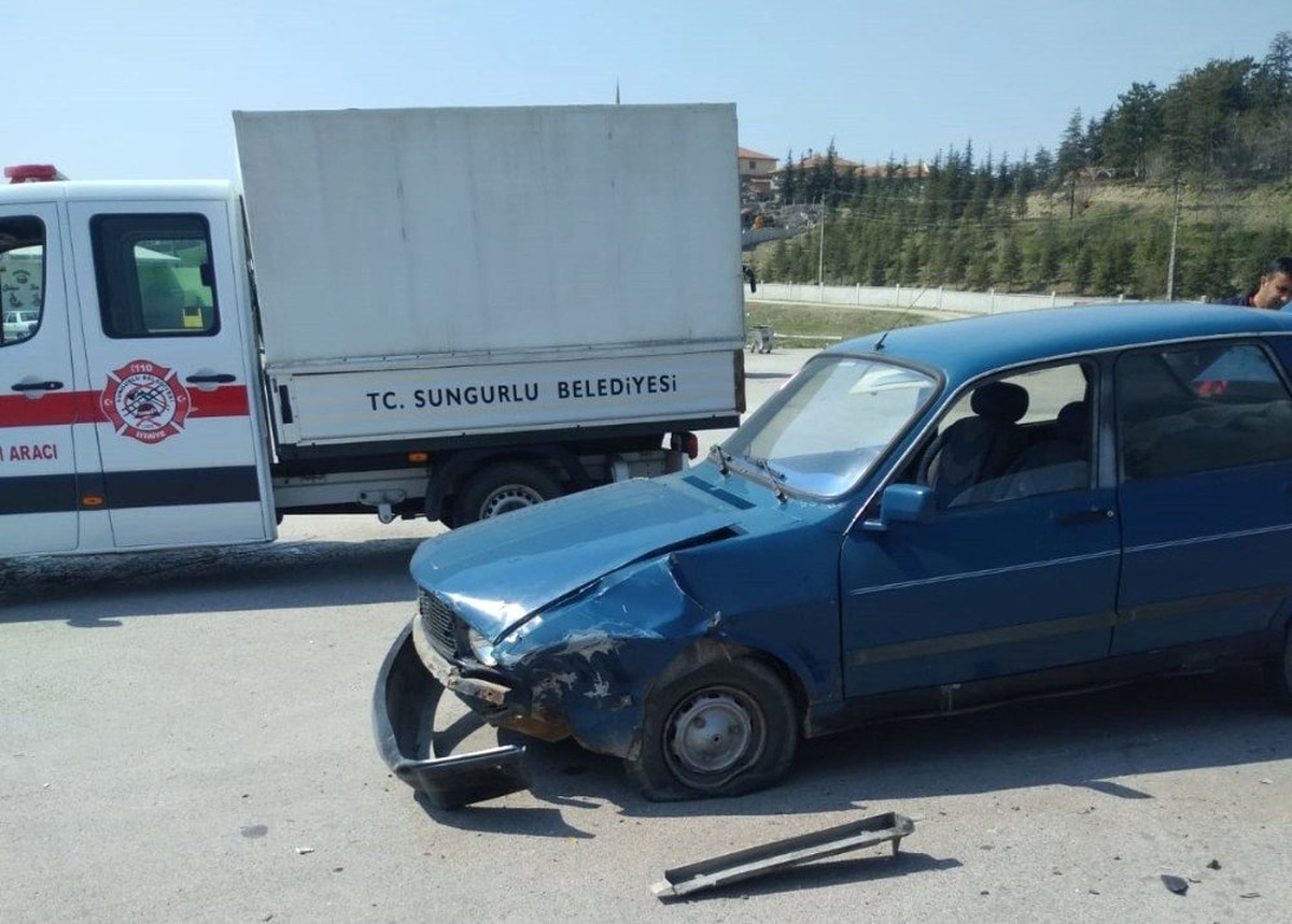Kavşakta İki Otomobil Çarpıştı: 2 Yaralı