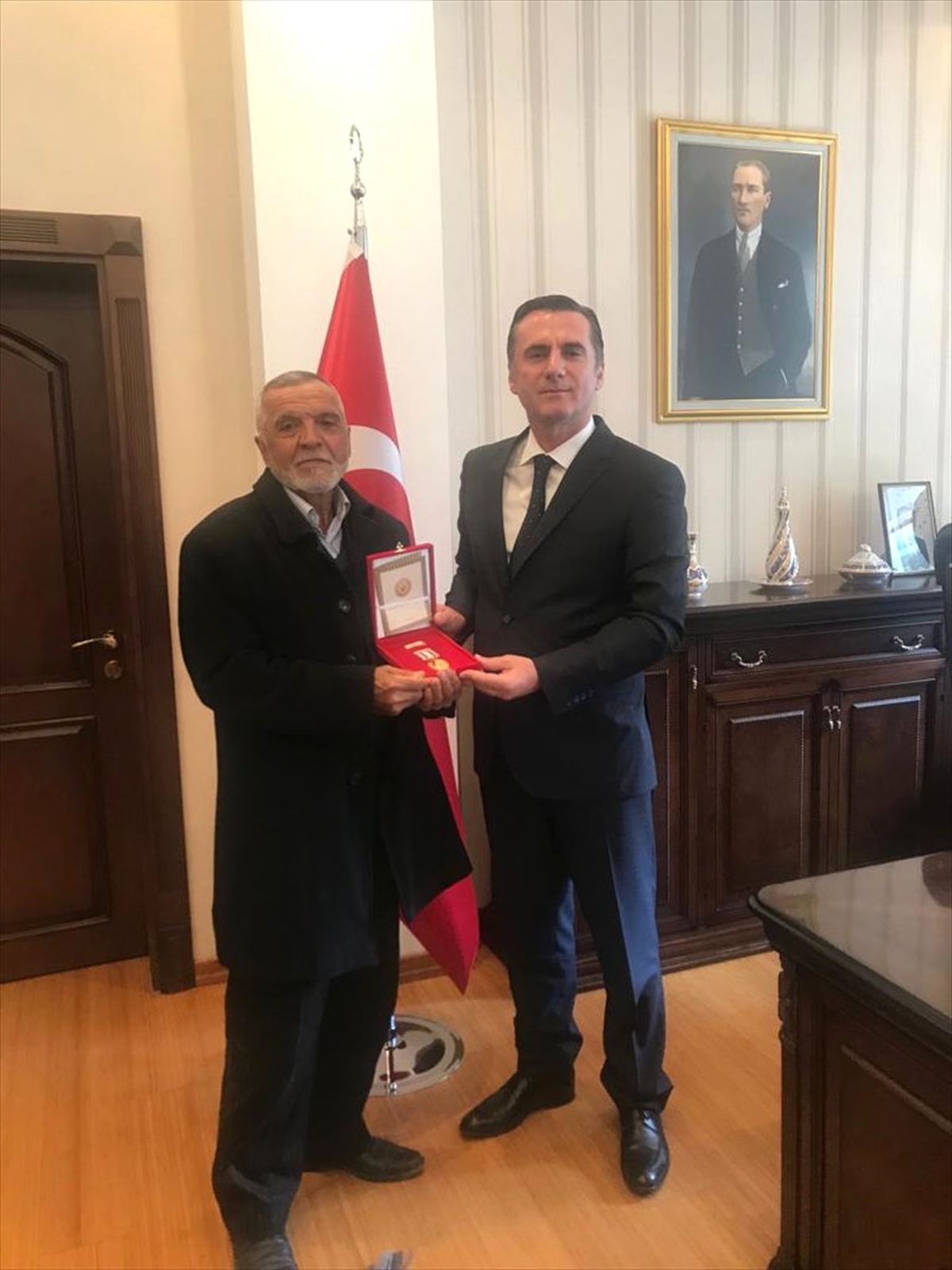 Kaymakam Yıldız, Gazi Akçayol\'a Madalyasını Verdi