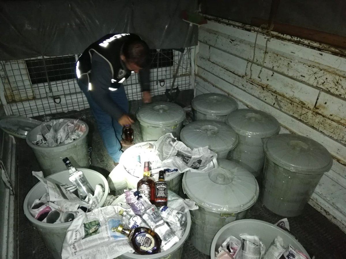Kayseri\'de Çöp Kovalarının İçerisine Saklanmış 463 Şişe Kaçak İçki Ele Geçirildi