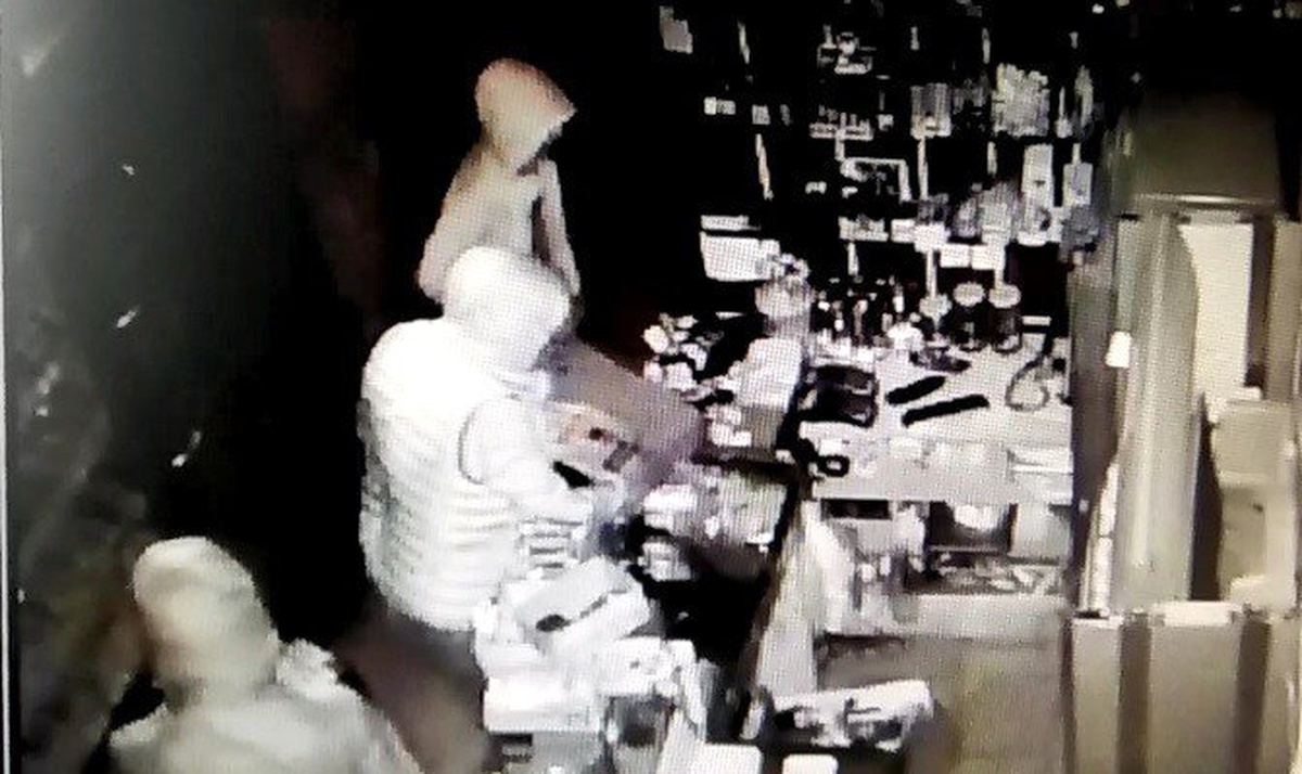 Kocaeli\'de İş Yerine Dadanan Suç Makinesi 4 Hırsız Güvenlik Kameralarına Yakalandı