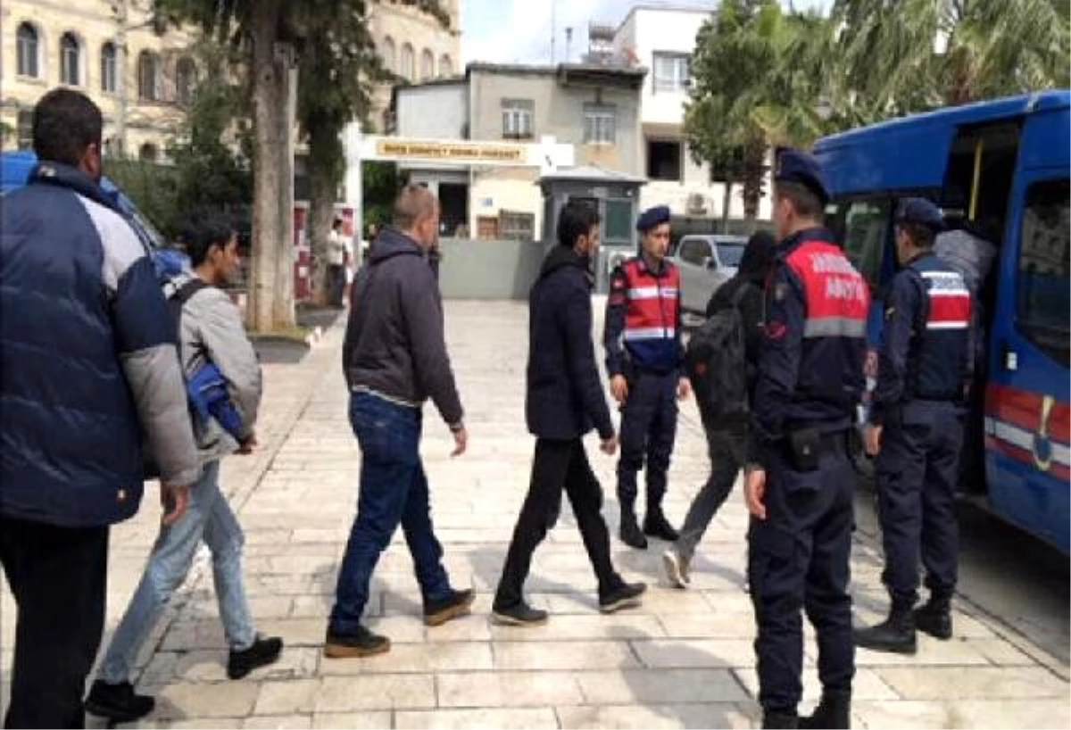 Mersin\'de 19 Kaçak Göçmen ve 3 Organizatör Yakalandı