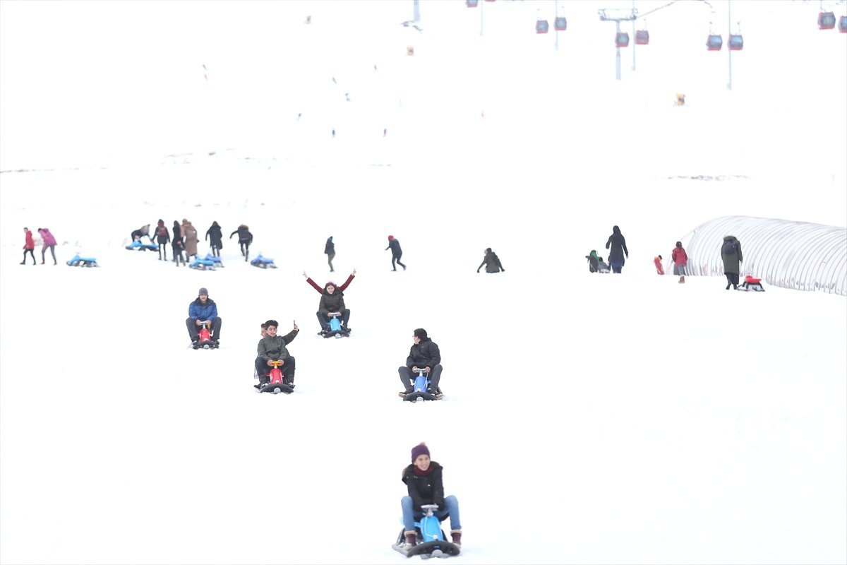 Nisan Karı" Erciyes\'teki Turizmcilerin Yüzünü Güldürdü