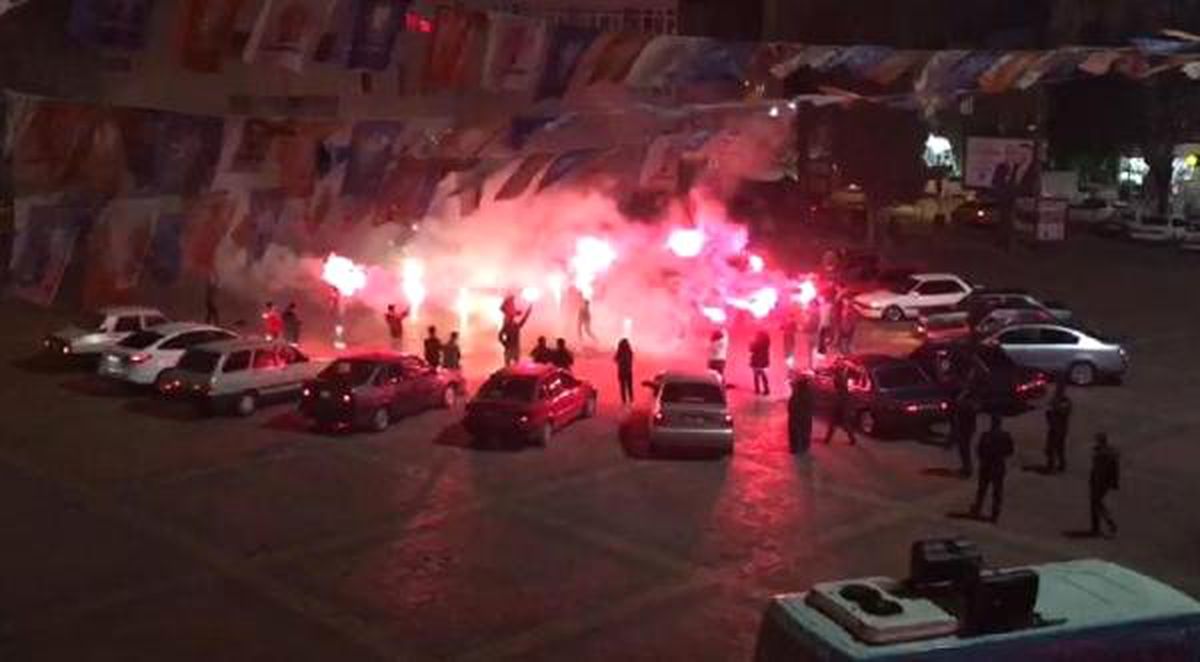 Nişanlısına Sürpriz Evlilik Teklifi Yaptı