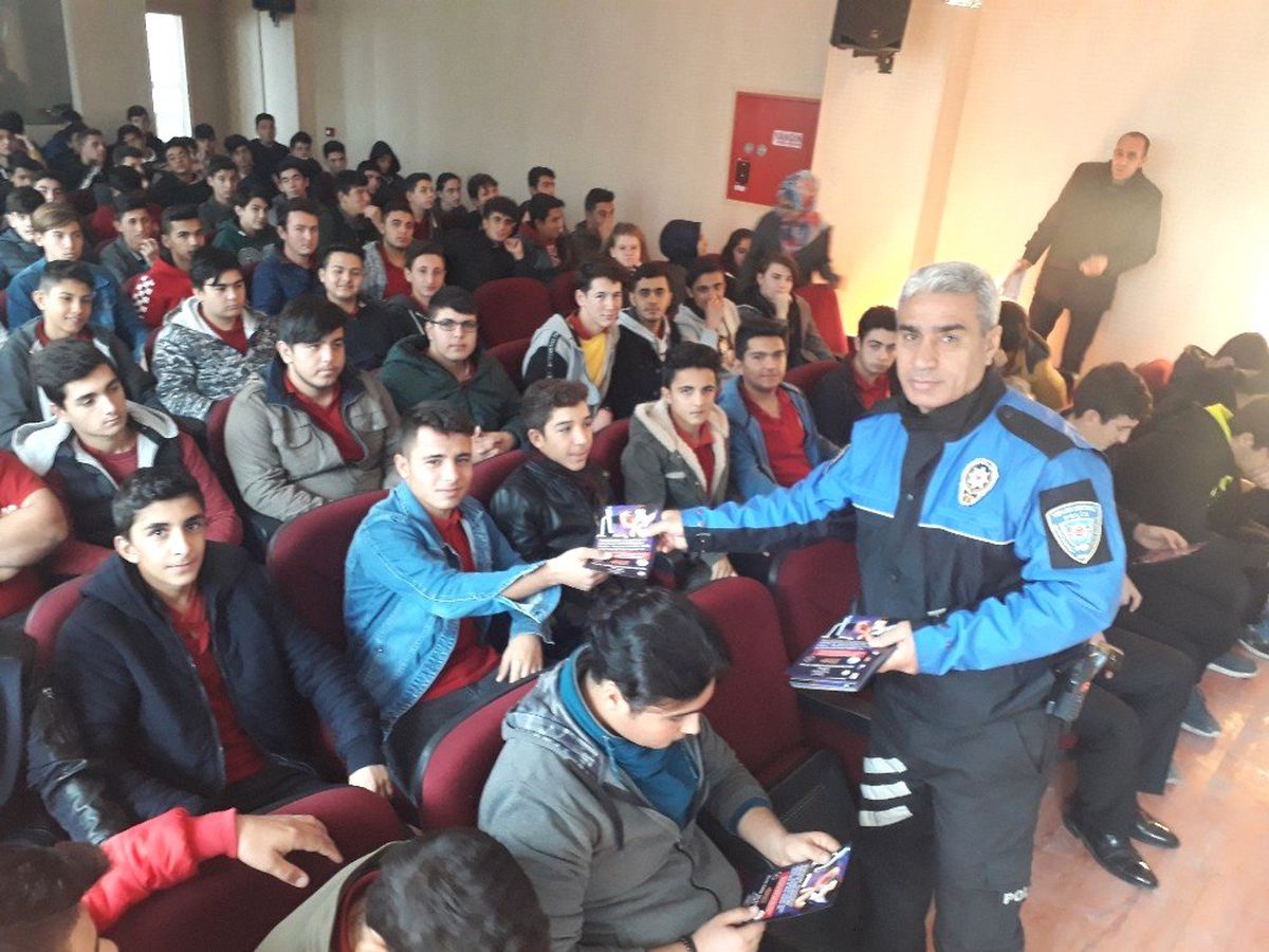 Öğrenciler \'Güvenli İnternet\' Konusunda Bilgilendirildi
