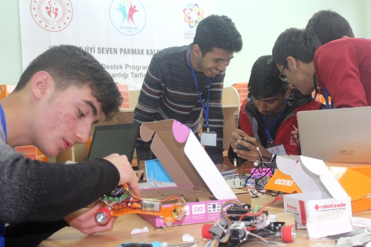Öğrenciler, Robotik Yarışmalarına Hazırlanıyor