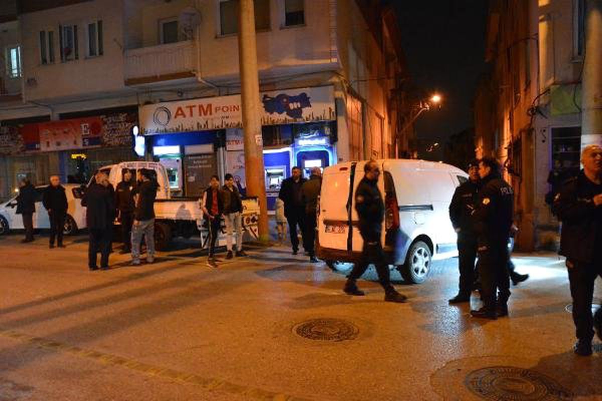 Otobüs, Hafif Ticari Araca Çarptı; 4 Çocuk Yaralandı
