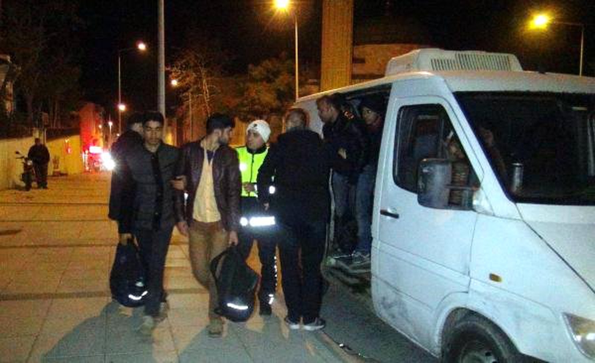 Polisten Kaçan Minibüste 21 Kaçak Yakalandı