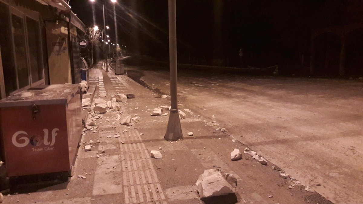 Şanlıurfa\'da Kopan Kaya Parçaları Büfeye Zarar Verdi