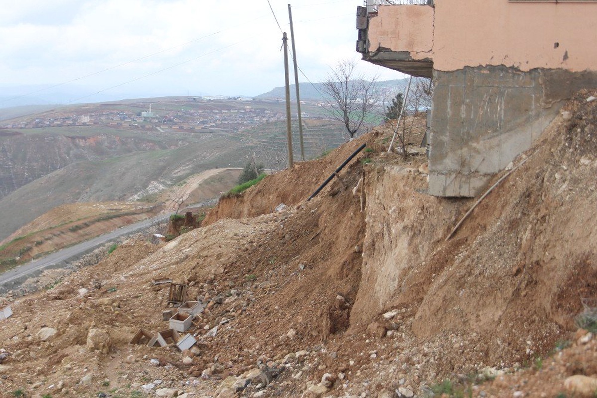 Siirt\'te Meydana Gelen Heyelanda Arı Kovanları Göçük Altında Kaldı