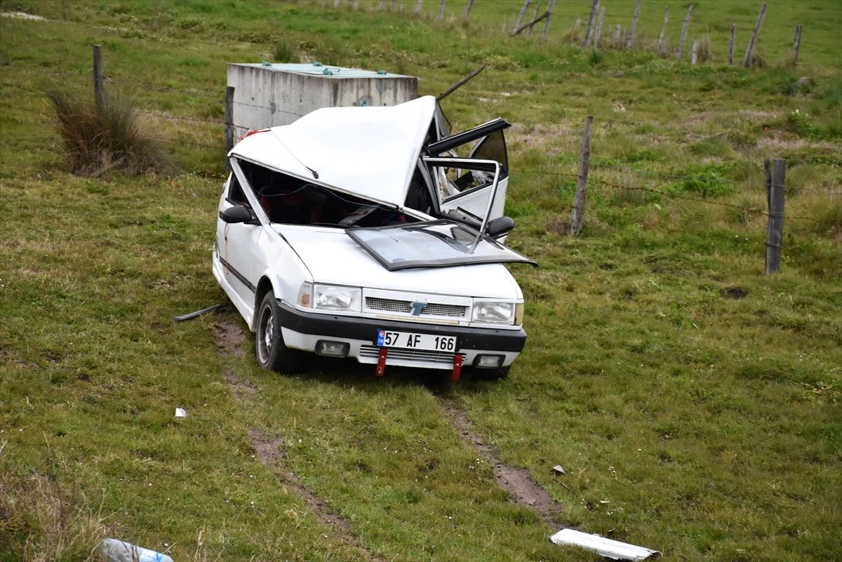 Sinop\'ta Minibüs Park Halindeki Otomobile Çarptı: 7 Yaralı