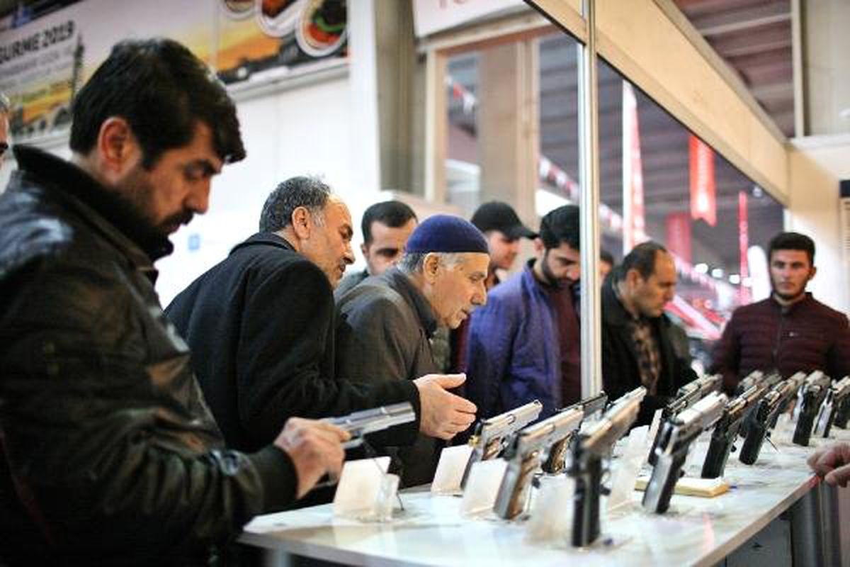 Tarım Fuarında Silah Standına Tepki
