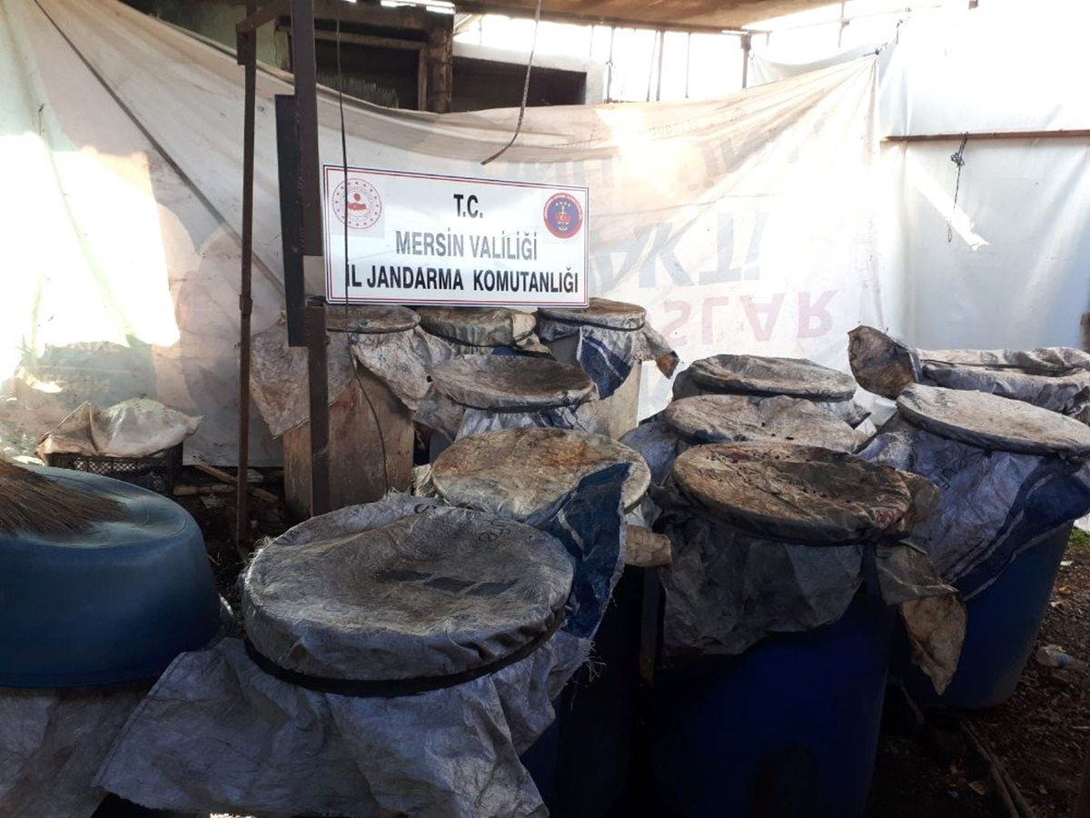 Tarsus\'ta 3 Bin Litre Kaçak İçki Ele Geçirildi