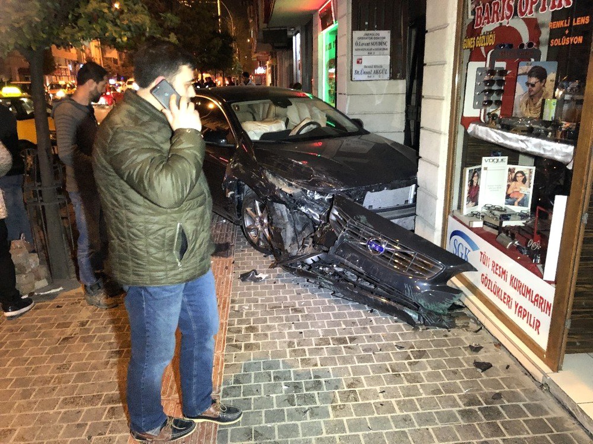 U Dönüşü" Yaparken, Otomobil Çarptı