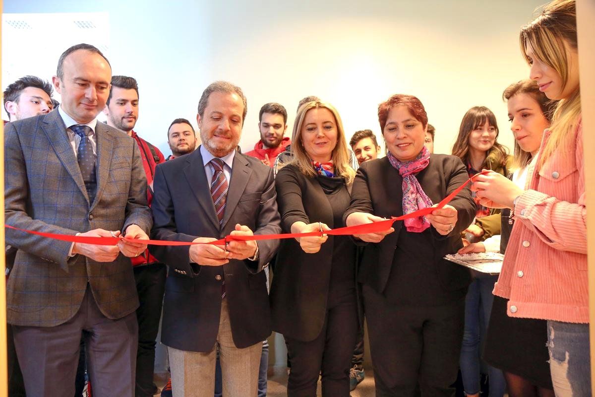 Üniversitede İhtiyaç Sahibi Öğrenciler İçin Giysi Mağazası Açıldı