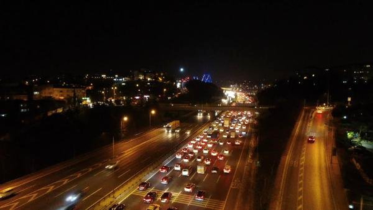3\'üncü Köprünün Kapanmasıyla Otobüs ve Tır\'lar Fsm\'den Geçiyor