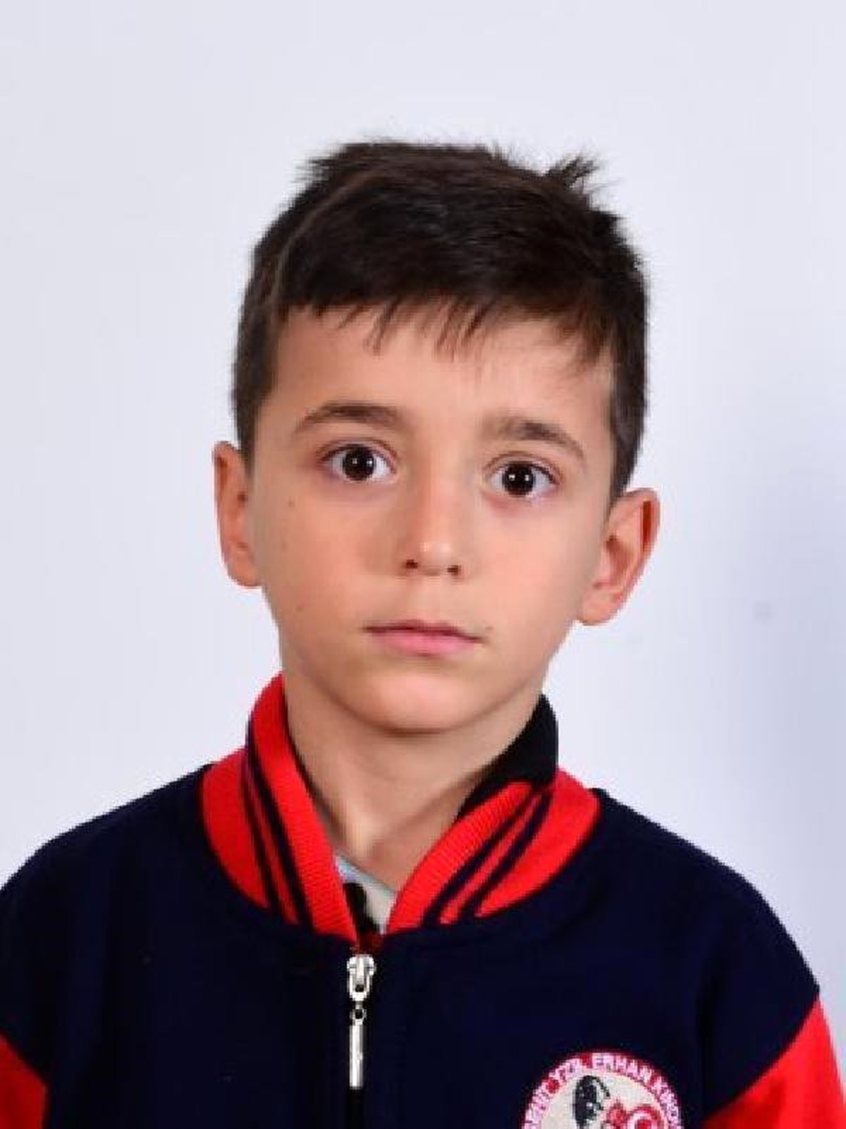 9 Yaşındaki Yusuf, 5\'inci Kattan Merdiven Boşluğuna Düşerek Öldü