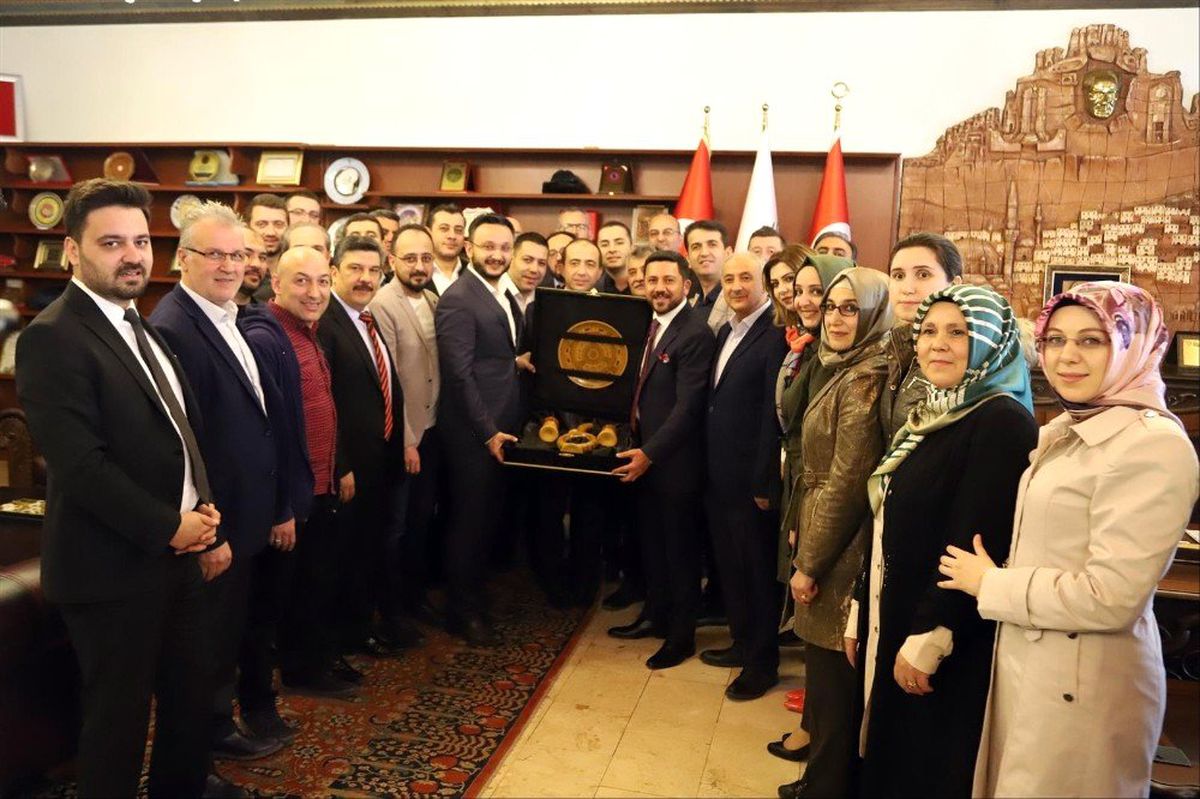 AK Parti İl Yönetimi Başkan Arı\'yı Ziyaret Etti