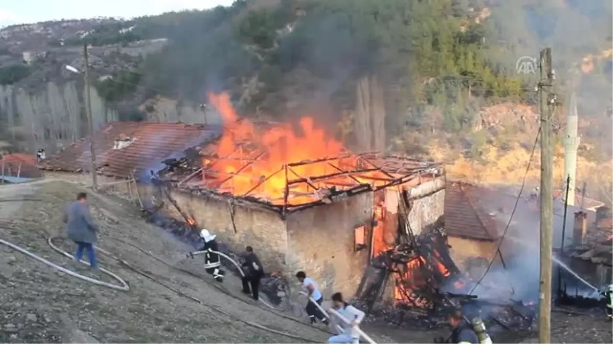 Bacadan Çıkan Yangında 5 Ev Kullanılamaz Hale Geldi