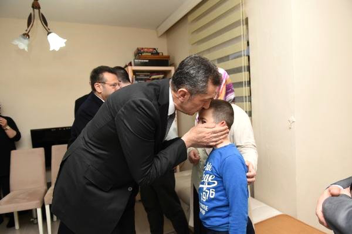 Bakan Selçuk, Öğrencisi Tarafından Öldürülen Öğretmenin Ailesini Ziyaret Etti