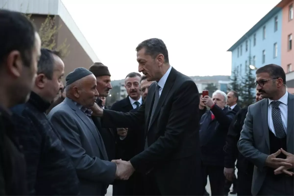 Bakan Selçuk\'tan Öldürülen Müdür Yardımcısının Ailesine Taziye Ziyareti