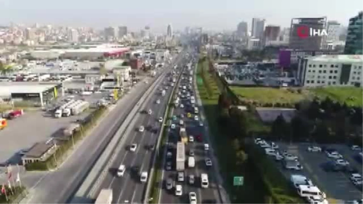 Büyük Göç\'te, Trafiğe Takılan Tırlar Havadan Görüntüledi