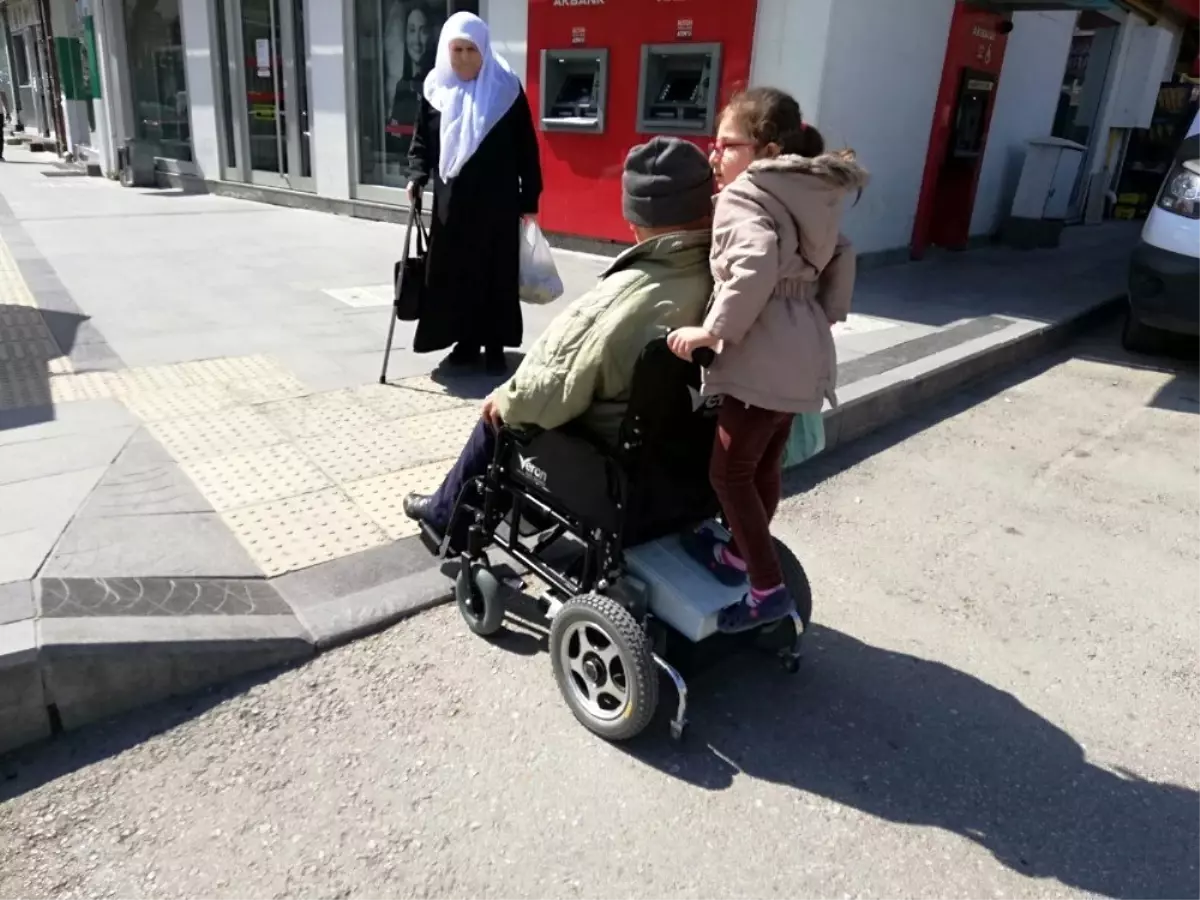 Dede ile Torunun Engelleri Aşan Gezisi