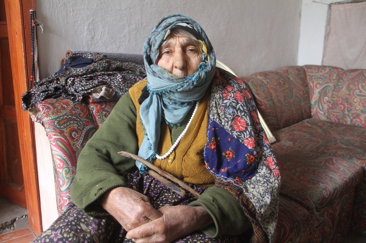 Depreme Namazda Yakalanan Eco Nineyi Komşuları Çıkardı