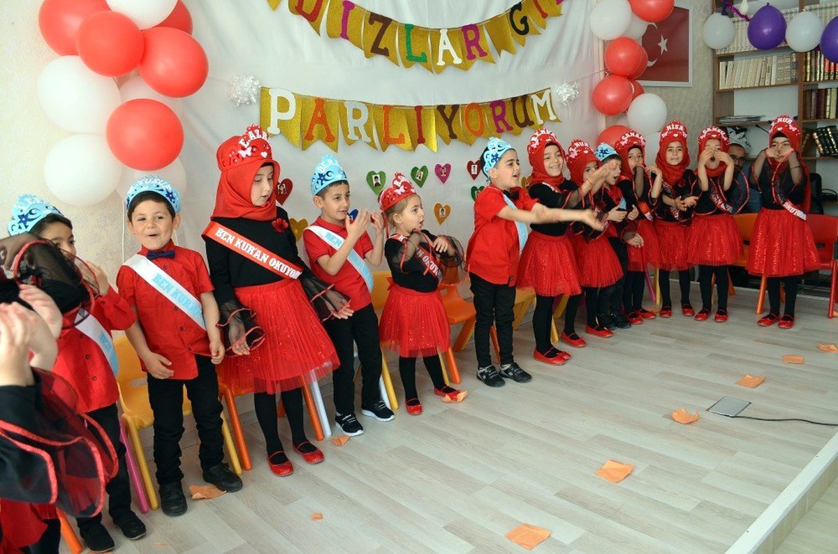 Didim\'de Kursa Giden Minikler Kuran ve İlahi Okudu