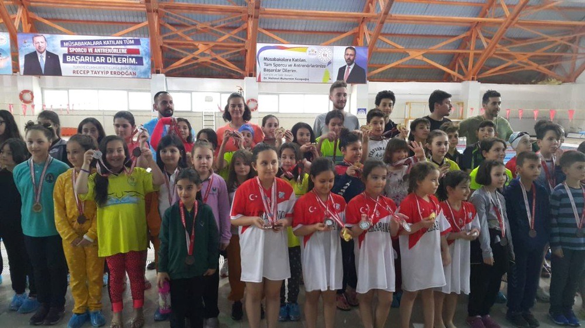 Düzce\'de Okul Sporları Yüzme Yarışları Yapıldı