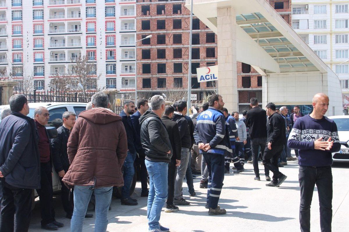 Elektrik Direğinin Altında Kalan İşçi Hayatını Kaybetti