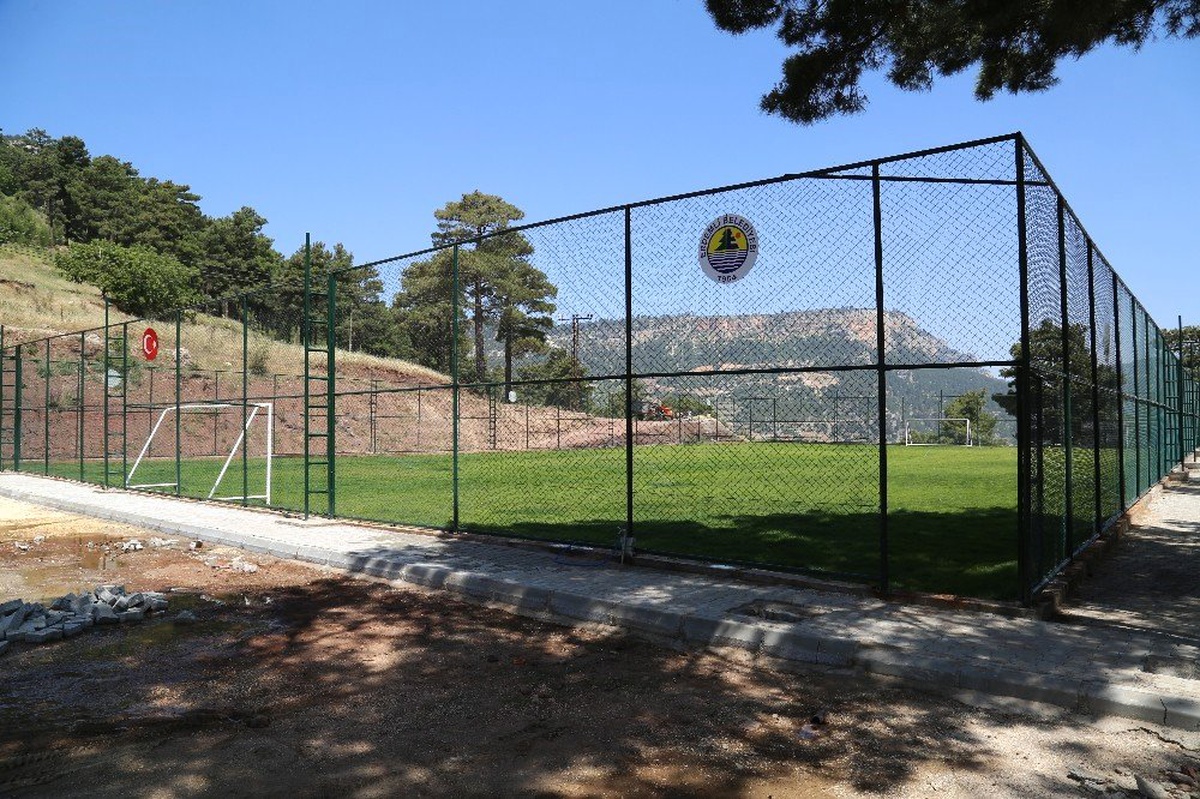 Erdemli\'de Her Mahalleye Futbol Sahası