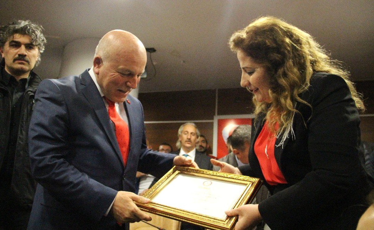 Erzurum Büyükşehir Belediye Başkanı Mehmet Sekmen Mazbatasını Aldı