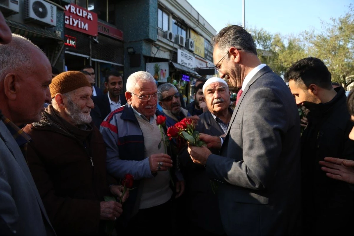 Eyyübiye Belediye Başkanı Mehmet Kuş Esnafa Karanfil Verdi