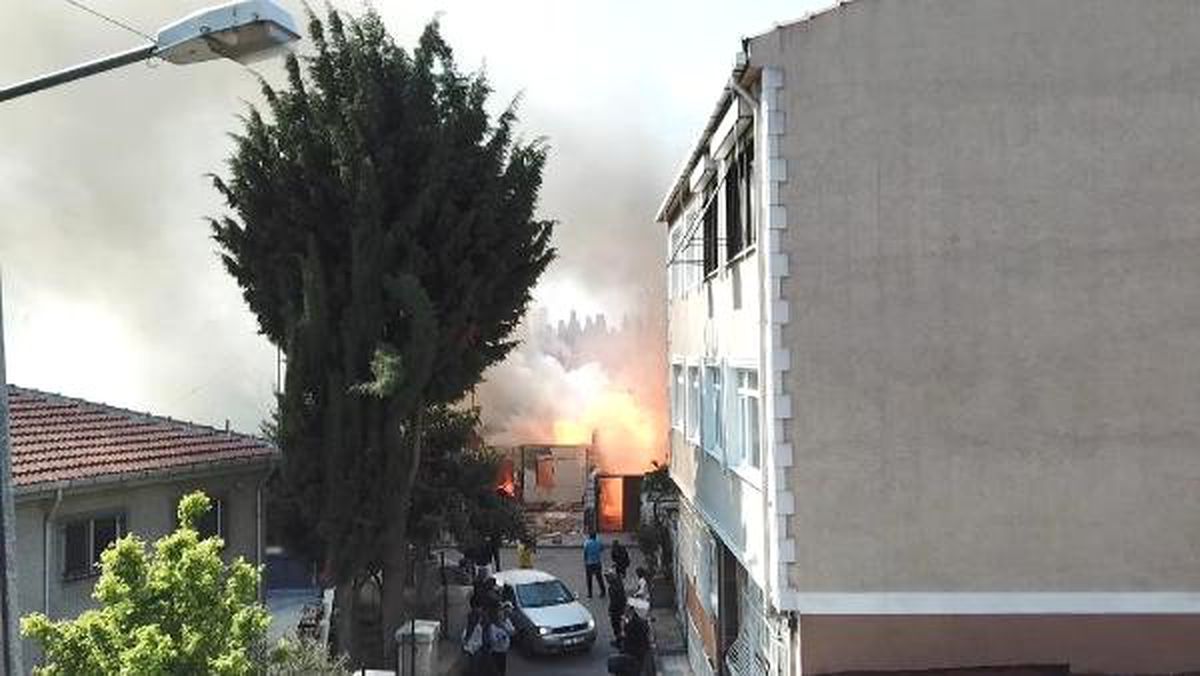Fatih\'te Gecekondudaki Yangın Havadan Görüntülendi