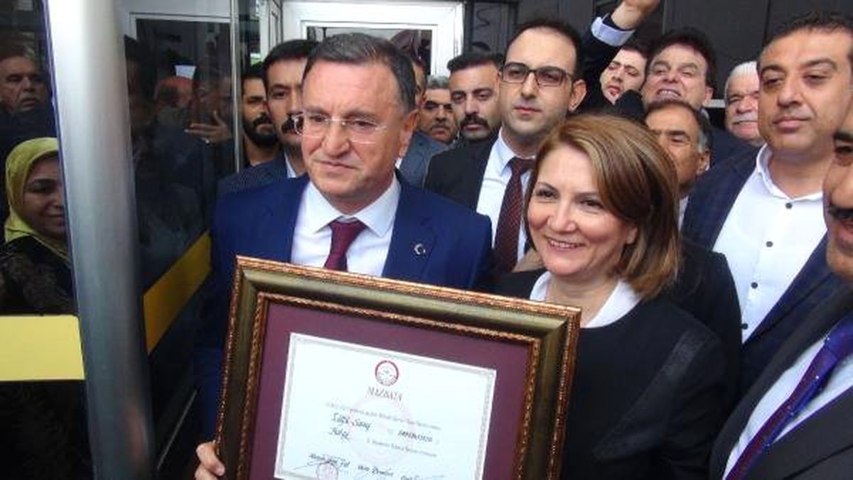 Hatay Büyükşehir Belediye Başkanı Savaş, Mazbatasını Aldı