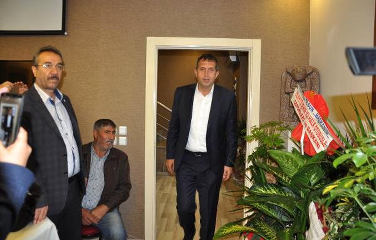 İkinci Kez Seçilen Belediye Başkanı, Makam Odasının Kapısını Söktürdü
