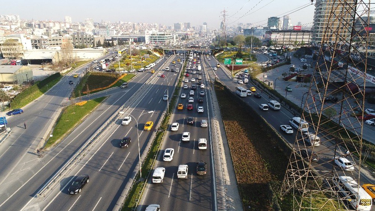İstanbul Havalimanı\'na \'Büyük Göç\'te, Trafiğe Takılan Tırlar Havadan Görüntüledi