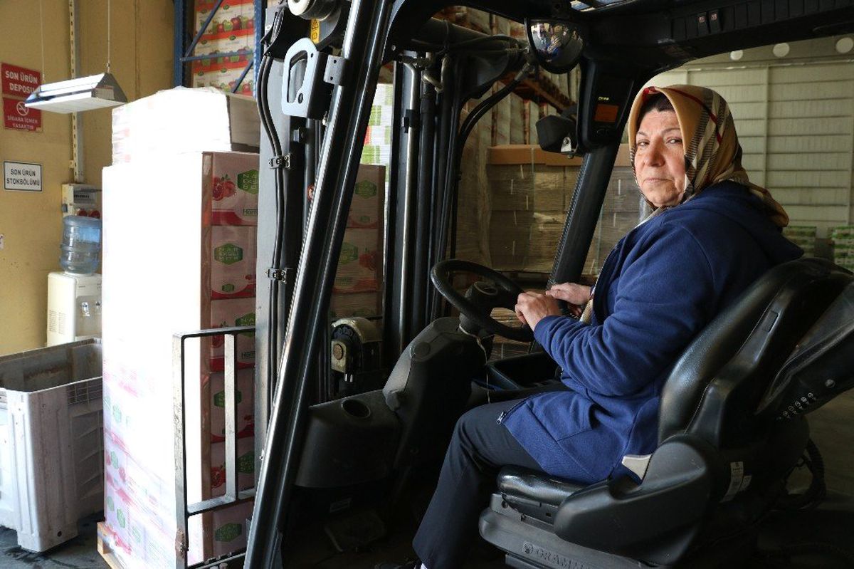 Kadın Forklift Operatörü Erkeklere Taş Çıkarıyor
