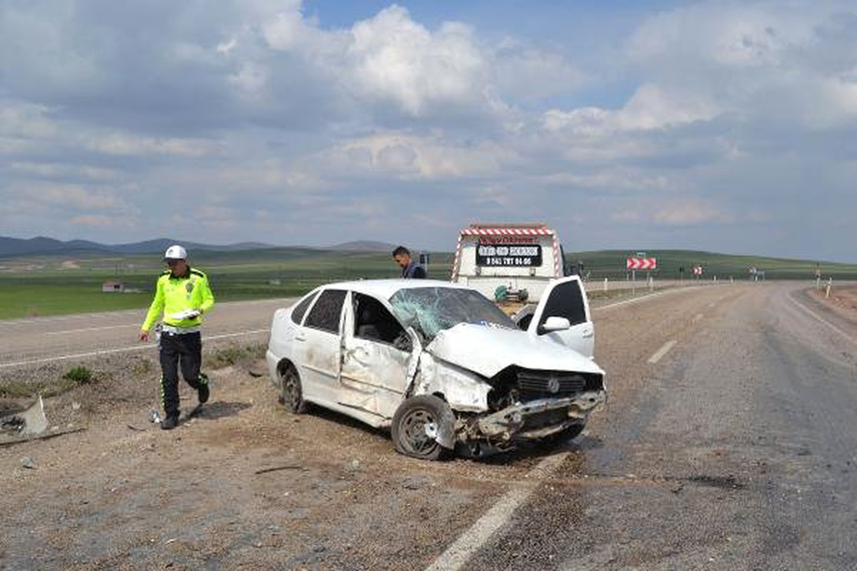 Kaza Yapan Yaralının Yardımına Koşarken Otomobil Çarptı