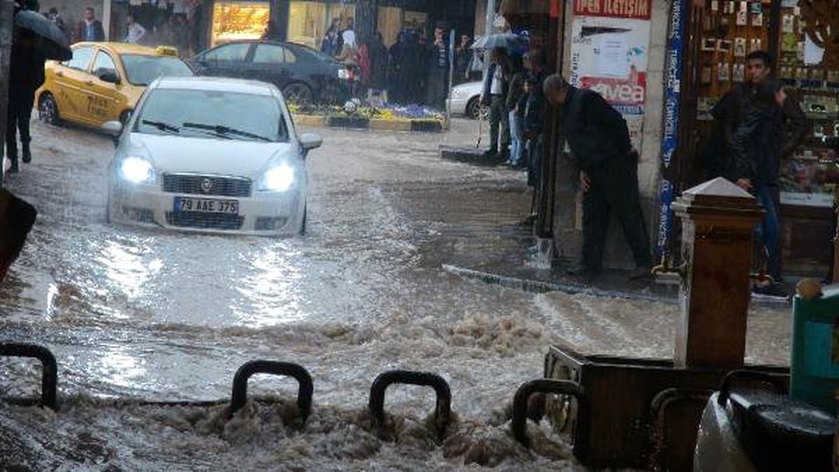 Kilis\'te, Sağanakta Evleri Su Bastı