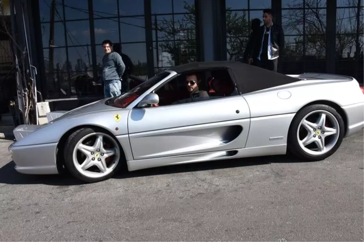 Kıvanç Tatlıtuğ, 800 bin TL\'lik Ferrari\'si İle Görüntülendi