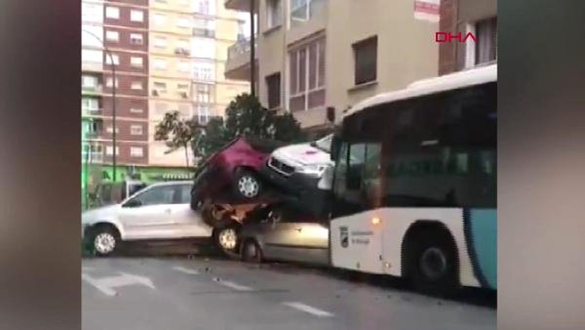 Kontrolden Çıkan Otobüs, 9 Araca Çarptıktan Sonra Durabildi