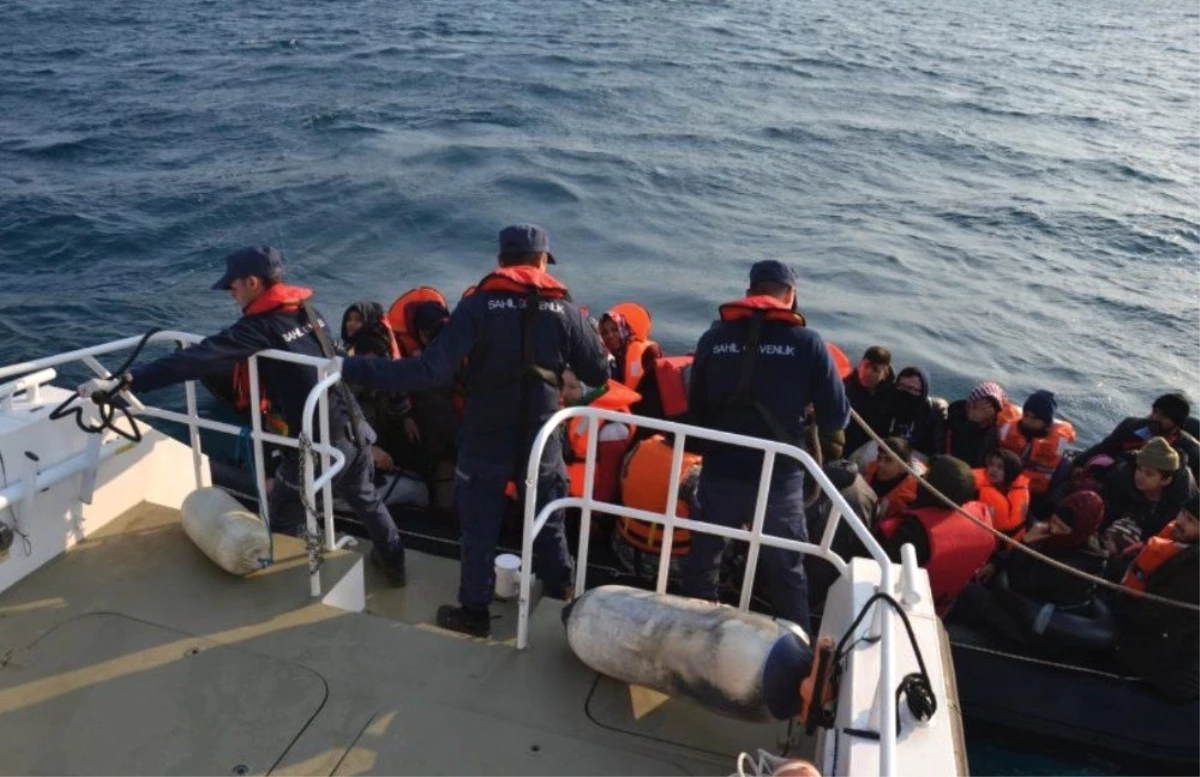 Kuşadası Körfezi\'nde Sürüklenen 26\'sı Çocuk 47 Kaçak Göçmeni Sahil Güvenlik Kurtardı
